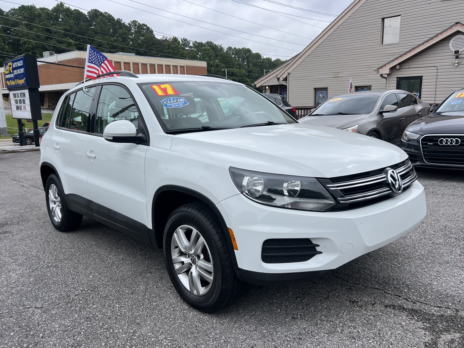 2017 Volkswagen Tiguan 2.0T S's photo